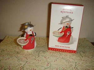 Hallmark 2015 Merry Is Making Limited Edition Ornament - Imagen 1 de 5