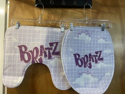 Декор для ванной комнаты BRATZ Y2K чехол и ковер Toliet (комплект из 2 предметов) - Изображение 1 из 3
