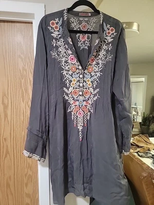 Túnica Johnny Was XL gris bordada Foto 1 de 4