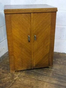 1939 SINGER FOOT TREADLE OPERATED SEWING MACHINE In OAK CASED CABINET - Picture 1 of 21