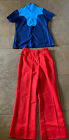 Chemise bleue vintage des années 70 uniforme des employés et pantalon rouge moyen