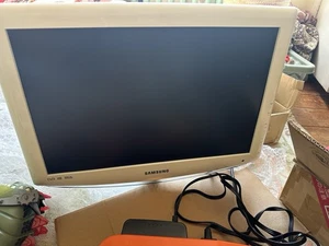 Retro gaming Samsung LE19R86WD 19” HD Ready Television TV with Remote Control - Picture 1 of 6
