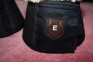EQUESTRIAN 2 x HUFGLOCKEN GR:L /FULL SCHWARZ MIT FELL - Bild 1 von 4