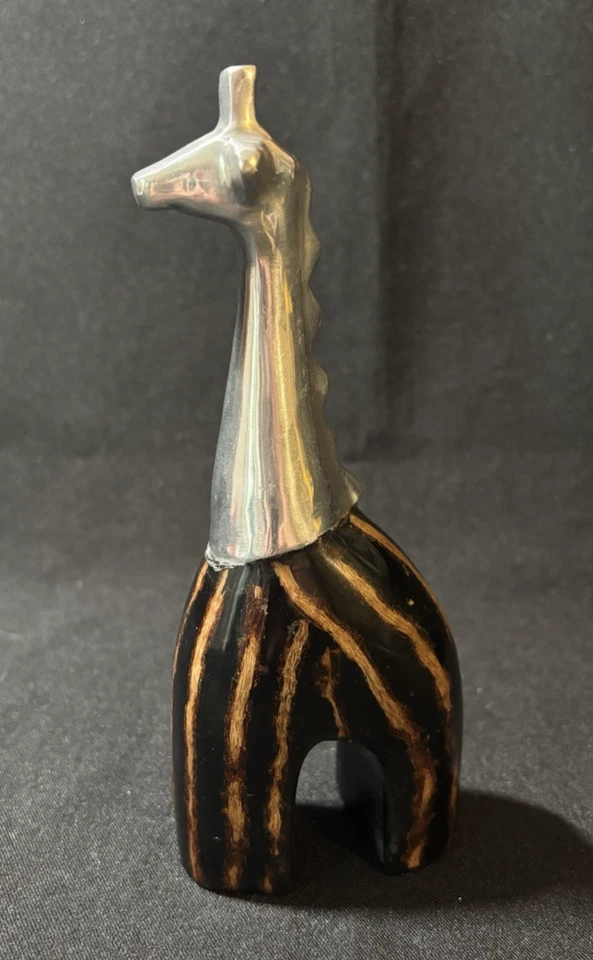 Estatuilla pequeña Ystilo jirafa aluminio reciclado color caoba base rayas 6,75" Foto 1 de 4