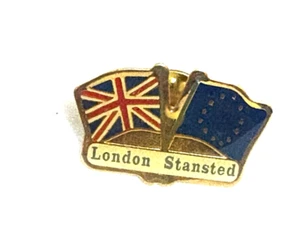 London Stansted EU Flag & Union Jack Gold Tone Metal Enamel Lapel Pin Badge - Imagen 1 de 2
