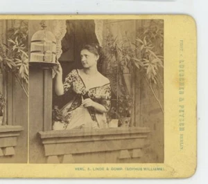 Frau am Fenster mit Vogelkäfig Loescher & Petsch Genre Stereoansicht - Bild 1 von 2