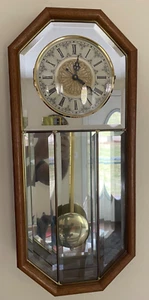 VINTAGE BLEIGLAS VERSPIEGELT QUARZ PENDEL WANDUHR 25" X 11" X 3" ZOLL FUNKTIONIERT - Bild 1 von 13