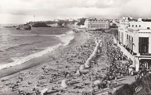 CPA / CARTE POSTALE ANCIENNE. BIARRITZ. LA GRANDE PLAGE. LE CASINO.  1963 - Picture 1 of 1