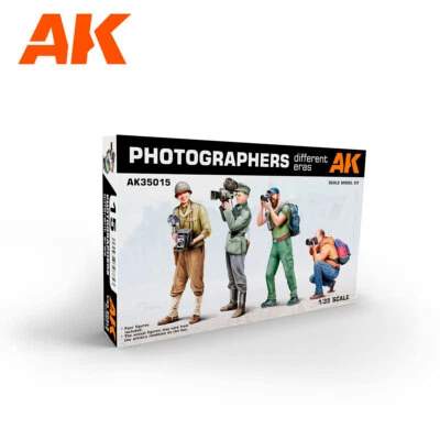 Photographers Different Eras 1:35 Figure Plastic Model Kit AK INTERACTIVE - Immagine 1 di 4