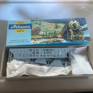 HO Athearn Valley Farmers Bean Portland ND 54' 3 bay grain covered hopper Kit - Picture 1 of 4