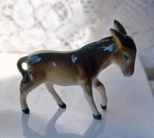 FIGURA BURRO PORCELANA HUESO VINTAGE 2 1/4" (L) x 3/4" (W) x 1 3/4" (H) - Imagen 1 de 9