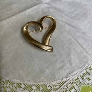 Vintage Trifari Gold Tone Heart Brooch Pin BON7-11A - Picture 1 of 6