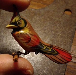 Broche prendedor de madera tallada cardenal pájaro rojo pintado a mano Takahashi de colección Japón Segunda Guerra Mundial - Imagen 1 de 14