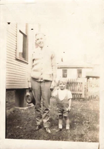 Vintage Fotografie Vater & Sohn halten Hände im Seitenhof P056 - Bild 1 von 2