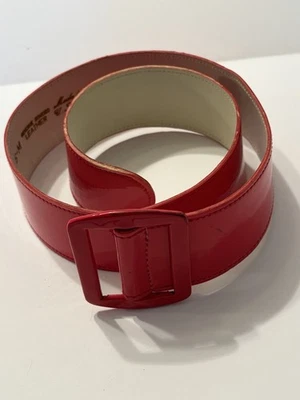 "Cinturón de charol rojo 28-30"" hebilla de metal 2"" de ancho hecho en EE. UU." Foto 1 de 4