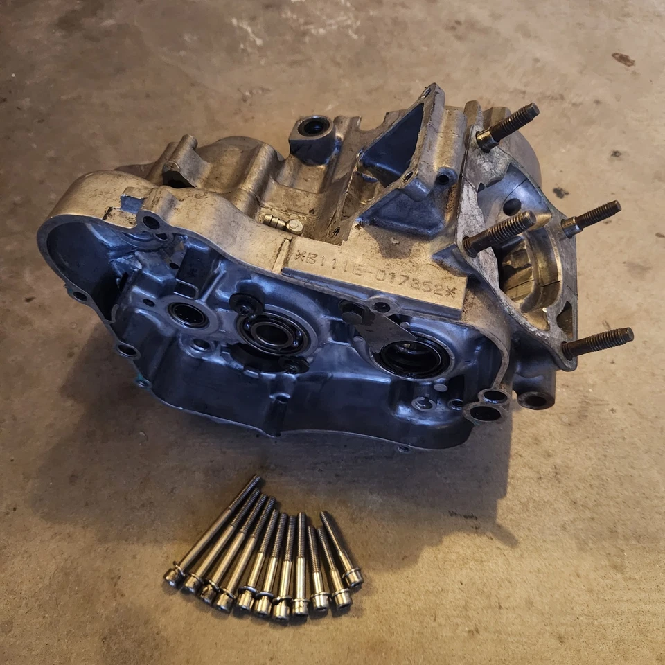 2002 - 2018 年雅马哈 YZ85 底部曲柄盒套装左右正品 — 第 1/4 张图片