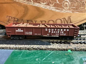 TRIX N SCALE SOUTHERN PACIFIC GONDOLA WITH CUSTOM RAILROAD TIE LOAD - Picture 1 of 3