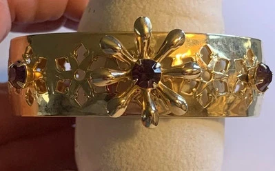 Brazalete de diseño recortado dorado ancho vintage con flor levantada y 3 piedras moradas Foto 1 de 4