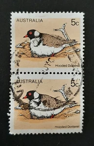 Australia: 1978 - 5c Hooded Dotterel - Se-tenant Pair - Used Stamps - Birds - Picture 1 of 2