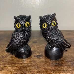 Statuina Gufo Nero Vintage Occhi Gialli Artigianale Carbone Alto 3,5" Set di 2 - Foto 1 di 14