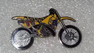 PIN Cross Motorrad gelb / schwarz Werbepin (P24) - Bild 1 von 1