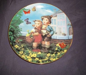 Placa MJ Hummel "Surprise" Little Companions, Danbury Mint - 1990 - Imagen 1 de 2