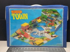 1977 Matchbox Foldout Town Car Road Map Hospital Tankstelle NICHT KOMPLETT Case - Bild 1 von 16