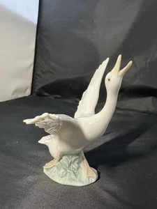 Vintage Lladro Figurine 5 1/2" Goose Taking Flight - Picture 1 of 18