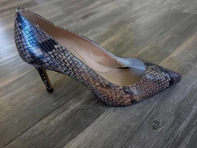 Zapatos de salón clásicos de cuero con patrón de piel de serpiente Banana Republic para mujer 7 M Foto 1 de 4