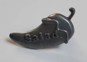 Chili’s Restaurant Mitarbeiter Service Auszeichnung Pfeffer SALAT Pin Kardinal NEU - Bild 1 von 2