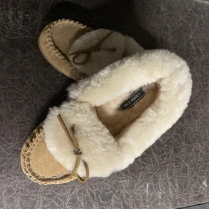 Women's LANDS END Shearling Suede Moccasin Slippers Tan Size 8 - Picture 1 of 5