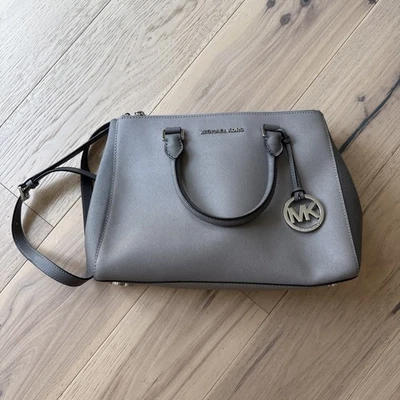 Bolso Michael Kors SUTTON Mediano Cuero Saffiano Gris Foto 1 de 4