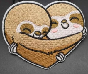 SLOTH LOVE HEART Iron on / Sew on Patch Embroidered Badge Animal 7cm x 8.5cm - Foto 1 di 1