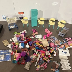 Grande lotto scarpe vintage Barbie pettini elettrodomestici armadietto accessori telefono - Foto 1 di 7