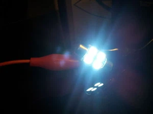 NUEVO Dos Bombillas Interiores de Cuña Cuña Blanco Brillante 31mm LED DE3021 6428 DE3175 4SMD - Imagen 1 de 6