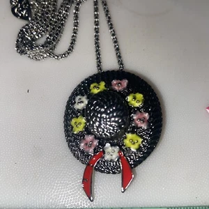 Gorro Betsey Johnson con collar y broche de flores - Imagen 1 de 4