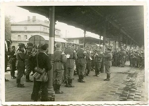 SEGUNDA GUERRA MUNDIAL BANDA MILITAR ALEMANIA EN LA ESTACIÓN DE R/R COBURG FOTO INSTANTÁNEA DEL PERÍODO ORIGINAL - Imagen 1 de 2