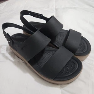 Crocs Brooklyn Damen-Sandalen niedriger Keilabsatz schwarz taupe bequem Plateau Größe 7 - Bild 1 von 8
