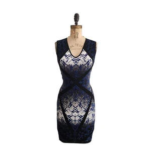 BCBG Gari figurbetontes Pulloverkleid mit Farbverlauf und geometrischem Muster blau schwarz S EUC JO - Bild 1 von 4