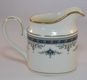 Brocca crema crema ovale bordo blu e oro Minton Grasmere c1980 ottima - Foto 1 di 3
