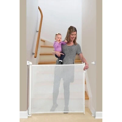 Puerta de seguridad para niños pequeños de malla retráctil NIOP KidCo | blanca, liberación rápida, bebé Foto 1 de 4