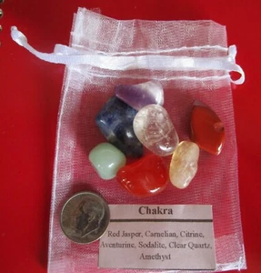 CHAKRA AUSGLEICHEND:7 KRISTALLE/EDELSTEINE CHAKRA AUSGLEICHEND-CHARMS,ZAUBER,MEDIZIN Tasche   - Bild 1 von 1