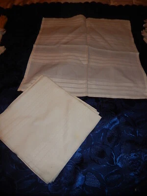7 SERVIETTES DE TABLE BLANCHES ANCIENNES  DAMASSÉES 47 X 46 BRODERIE  - Photo 1/4