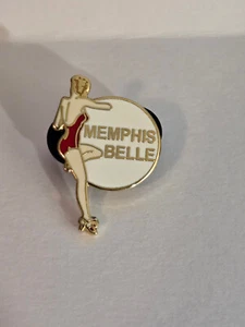 Prendedor esmaltado pin up militar estadounidense Memphis Belle Nose Art 1999 - Imagen 1 de 2