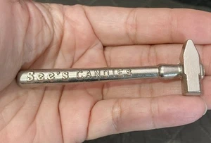 Martillo caramelo frágil de metal vintage See's Candies tono plata - Imagen 1 de 4