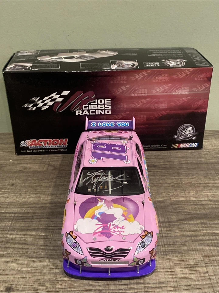1/24 动作 Lionel 2010 #18 Kyle Busch Z Line 粉色 Kimmy 亲笔签名 — 第 1/4 张图片