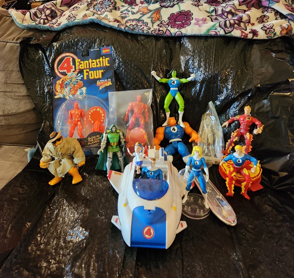 Lote de 12 figuras de acción y vehículo ToyBiz Marvel Fantastic Four 1995/90 Foto 1 de 4