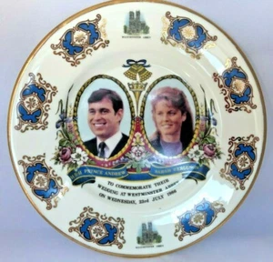TWO British Collector plates Buckingham Palace & 1986 Andrew Fergie wedding - Picture 1 of 4