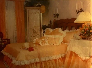 NEW/VINTAGE 1980s VOGUE BEDROOM RUFFLED INTERIORS PATTERN 1422 - Picture 1 of 2