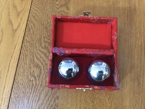 VINTAGE CHINESE MASSAGING SILVER STRESS CHIMING BALLS IN DECORATIVE BOX - Picture 1 of 9